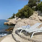 Charming Seafront Stay At Villa Mara