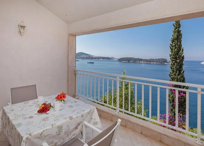 Charming Seafront Stay At Villa Mara